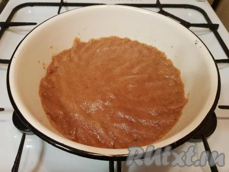 Полученную массу хорошо перемешать (чтобы была однородной) и поставить в холодильник на 1 час. Консистенция массы должна быть плотной, чтобы можно было скатывать шарики для формирования пирожного.