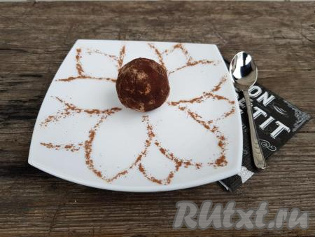 Поставить пирожные "Картошка", приготовленные из ванильных сухарей, на несколько часов в холодильник. Затем можно доставать и кушать&nbsp;вкуснейший домашний десерт, который понравится абсолютно всем!