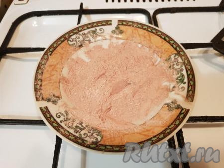 Перемешать сахарную пудру и какао.