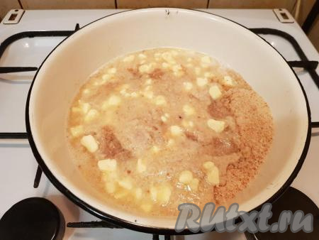 Затем добавить горячее молоко (молоко обычно довожу почти&nbsp;до кипения, чтобы было очень горячим,&nbsp;стараюсь молоко выливать на масло, чтобы растопить его).