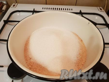 К измельчённым сухарям добавить обычный и ванильный сахар.