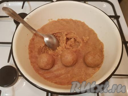 Через час достать массу из холодильника и разделить её на порции, формируя пирожные. Можно брать по столовой ложке массы или больше (на ваше усмотрение), придавая пирожному форму шарика.