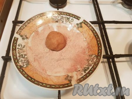 Затем каждый шарик обвалять в сахарной пудре, смешанной с какао. Итоговое количество пирожных "Картошка" зависит от их размера, у меня обычно выходит 10-12 штук.