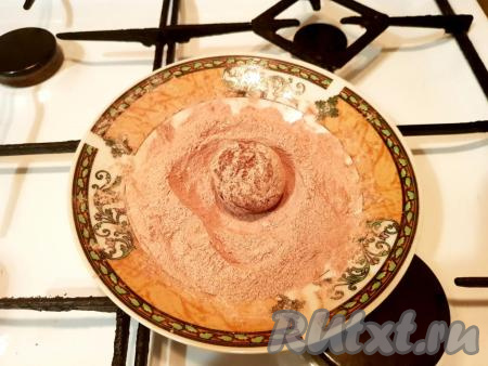 Затем каждый шарик обвалять в сахарной пудре, смешанной с какао. Итоговое количество пирожных "Картошка" зависит от их размера, у меня обычно выходит 10-12 штук.