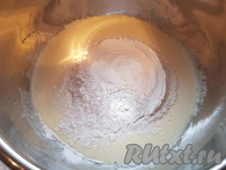 Добавить муку.