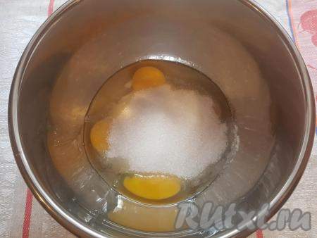 В миску разбить яйца, всыпать сахар.