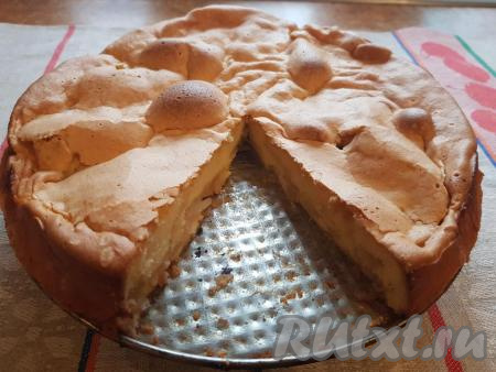 Наша шарлотка с яблоками выглядит в разрезе следующим образом.