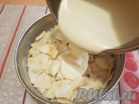 В форму для выпечки поверх яблок вылить тесто.