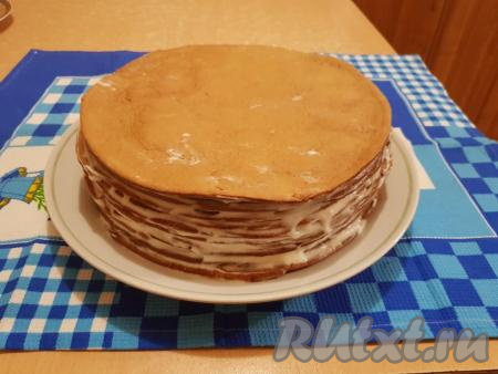 Таким образом промазать все коржи (кроме верхнего) сметанным кремом.