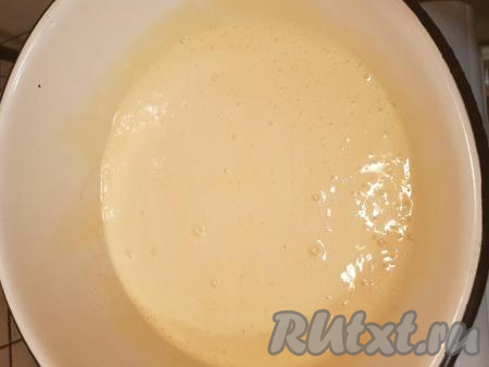 Затем, не снимая с паровой бани, добавить водку (коньяк или виски) и соду, непрерывно перемешивая массу ложкой. Масса должна побелеть и увеличиться в объеме почти вдвое.