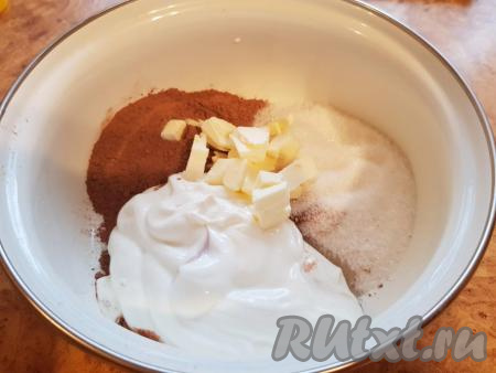 Затем приготовить глазурь, для этого в кастрюлю выложить сахар, какао, сметану, сливочное масло.