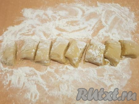 Вымесить тесто (из опыта: муки немножко нужно добавить, смотрите по консистенции, тесто должно быть мягким, но оно не должно клеиться к рукам), а затем разделить готовое тесто на 8 частей.