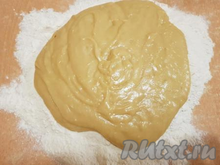 На стол насыпать 1 стакан муки, сверху выложить полученную массу.