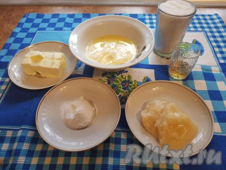 Приготовление теста происходит на паровой бане, поэтому заранее следует отмерить в отдельные ёмкости сливочное масло, сахар, мёд, соду, водку (коньяк или виски) и яйца, взбитые венчиком, а также расположить все ингредиенты под рукой.