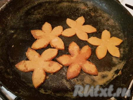 Советую из остатков теста испечь украшения для торта в виде цветочков (выпекайте до золотистого цвета цветочков).