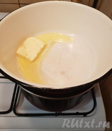 !!!Когда будете готовить массу на паровой бане, постоянно помешивайте её.

Для приготовления паровой бани поставить кастрюлю с водой на огонь. Как только вода закипит, поместить миску поверх кастрюли с кипящей водой (дно миски не должно касаться воды), затем выложить в миску сливочное масло.