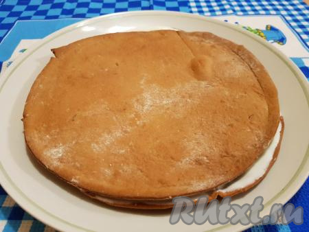 Сверху накрыть вторым коржом, тоже смазать 3-4 столовыми ложками сметанного крема.