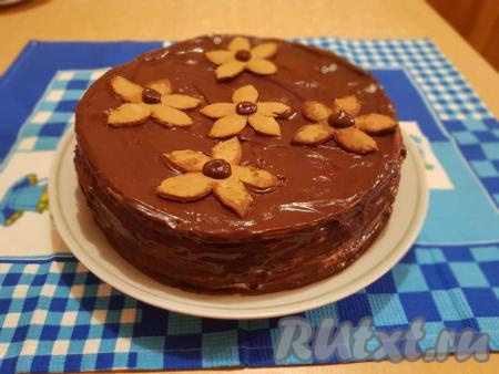 Сверху и по бокам обмазать торт глазурью, украсить цветами и оставить пропитаться в холодильнике на ночь.