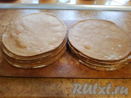 Остудить все коржи.