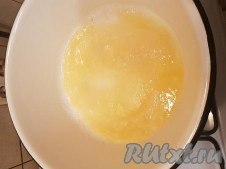 Перемешать сахар с растопленным маслом до однородной массы.