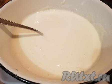 Взбить миксером сметану с сахаром (взбивать до почти полного растворения сахара).