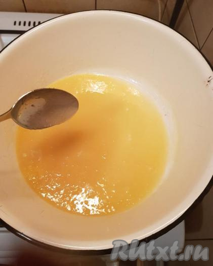 Осторожно, небольшими порциями влить взбитые венчиком яйца. Вливать яичную массу нужно постепенно, непрерывно перемешивая ложкой, чтобы яйца не сварились, иначе будут комочки в тесте.