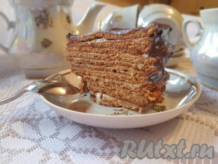 Попробуйте торт "Медовик", приготовленный со сметанным кремом в домашних условиях по этому рецепту, и получите массу удовольствия от его нежного вкуса.