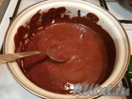Поставить кастрюлю на средний огонь. Постоянно помешивая, довести глазурь до кипения и выключить. Затем глазурь остудить.