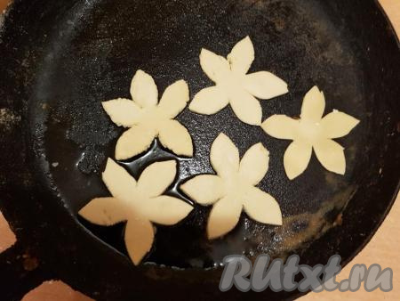 Советую из остатков теста испечь украшения для торта в виде цветочков (выпекайте до золотистого цвета цветочков).