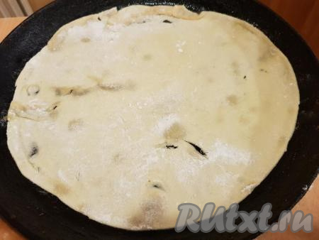 В сковородку (или форму для выпечки) добавить немного подсолнечного масла и аккуратно выложить корж.