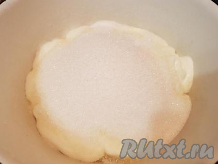 Далее нужно приготовить сметанный крем, добавив в сметану сахар.