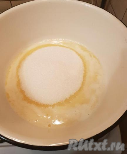 После того как масло растопится на небольшом огне, добавить сахар.