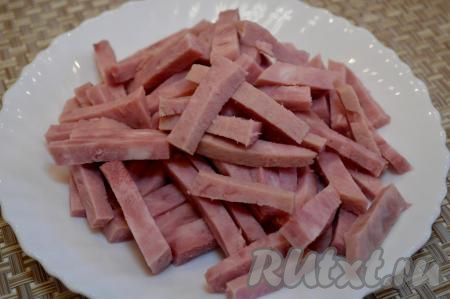 Ветчину нарежьте брусочками (для этого салата можно нарезать ветчину и кубиками).