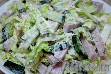 Салат заправьте майонезом, перемешайте, затем посолите по вкусу (ветчина бывает достаточно солёной, поэтому зачастую соль не добавляю)&nbsp;и снова перемешайте.