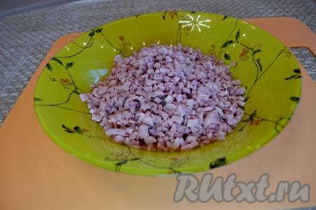 Нарезать на мелкие кубики и ветчину. В этом салате желательно, чтобы нарезка огурцов, яиц и ветчины была достаточно мелкой, а величина кубиков была, примерно, одинаковой.