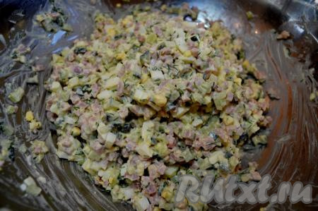 Посолить салат по вкусу, по желанию, можно его и поперчить, снова перемешать.