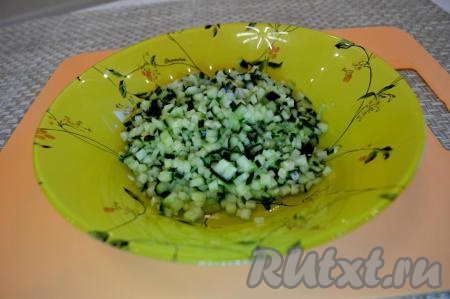 На мелкие кубики нарезать и огурцы.