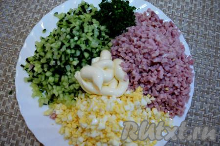 Вымыть и обсушить укроп (несколько веточек укропа оставьте для украшения). Соединить в глубокой тарелке нарезанные огурцы, ветчину, яйца, укроп, добавить майонез, перемешать салат. 