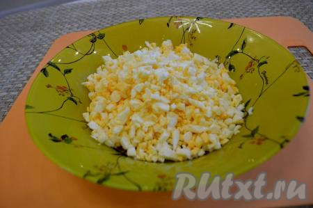 Яйца сварить вкрутую (в течение 10 минут с момента закипания воды). Остудить яйца, очистить от скорлупы, а затем нарезать на мелкие кубики.&nbsp;