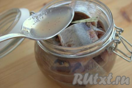 Остывший маринад влить в банку с кусочками селёдки и, накрыв баночку крышкой, поставить в холодильник на 12 часов.