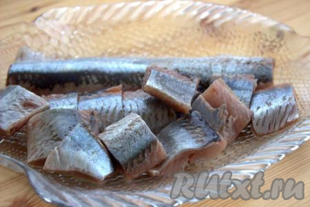 Подготовленное филе разрезать на одинаковые порционные кусочки желаемой ширины.