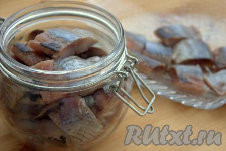 Кусочки сельди поместить в чистую, сухую банку (у меня банка объёмом 700 мл).