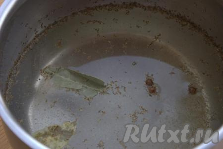 В кастрюлю влить воду, добавить соль, кориандр, чёрный и душистый перцы, сахар, лавровые листья, поставить на огонь. После того как содержимое кастрюли закипит, проварить несколько минут на среднем огне до полного растворения всех кристалликов соли и сахара, тщательно перемешать, выключить огонь и дать маринаду остыть до комнатной температуры.