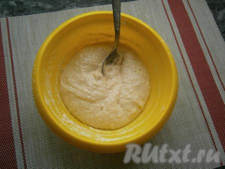 Тесто для приготовления кокосовых оладий получается в меру густым, таким же, как и тесто для обычных оладий.