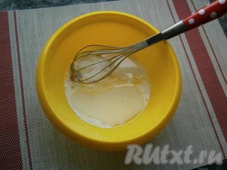 Тщательно расколотить венчиком, влить молоко и 1 столовую ложку растительного масла.