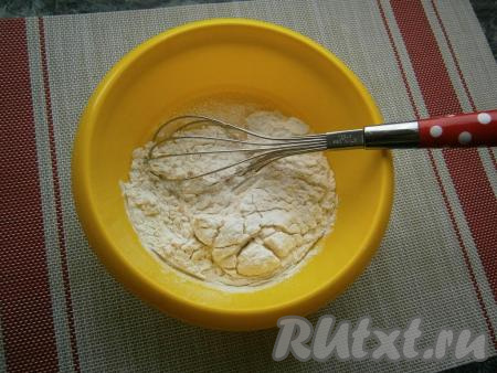 Далее&nbsp;всыпать муку.