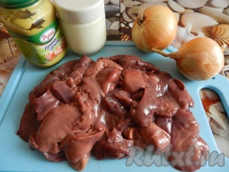 Куриную печень хорошо промыть, очистить от протоков и пленок, обсушить бумажным полотенцем.