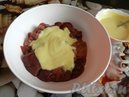 Примерно 2/3 соуса из кефира и горчицы отложить, в оставшемся соусе замариновать куриную печень на 30 минут.
