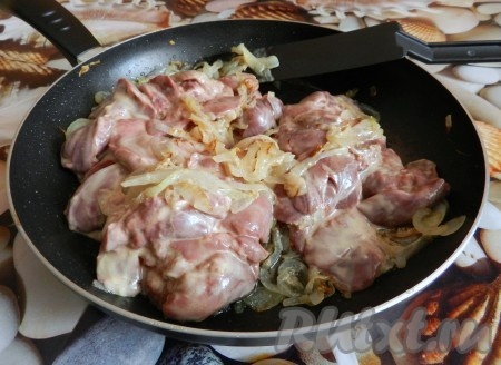 Лук нарезать полукольцами, обжарить на растительном масле до золотистого цвета. Немного посолить. Выложить в сковороду к луку печень и обжаривать все вместе. 