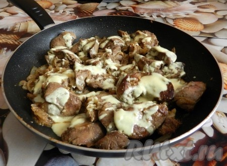 Влить в сковороду отложенный ранее соус, перемешать.
